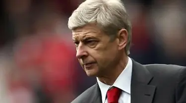 Manajer Arsenal Arsene Wenger menyaksikan skuat asuhannya menghadapi Aston Villa dalam lanjutan Liga Premier di Emirates Stadium, London, 15 Mei 2011. AFP PHOTO/Adrian Dennis