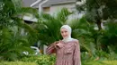 Kombinasi gamis bermotif model ruffle dengan pashmina warna putih polos juga menarik dikenakan di Hari Raya. Manis! (Instagram/adeliapasha).