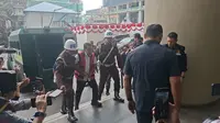 Penampakan Eks Jampidsus Febrie Tiba di Kejagung untuk Diperiksa TPPU
