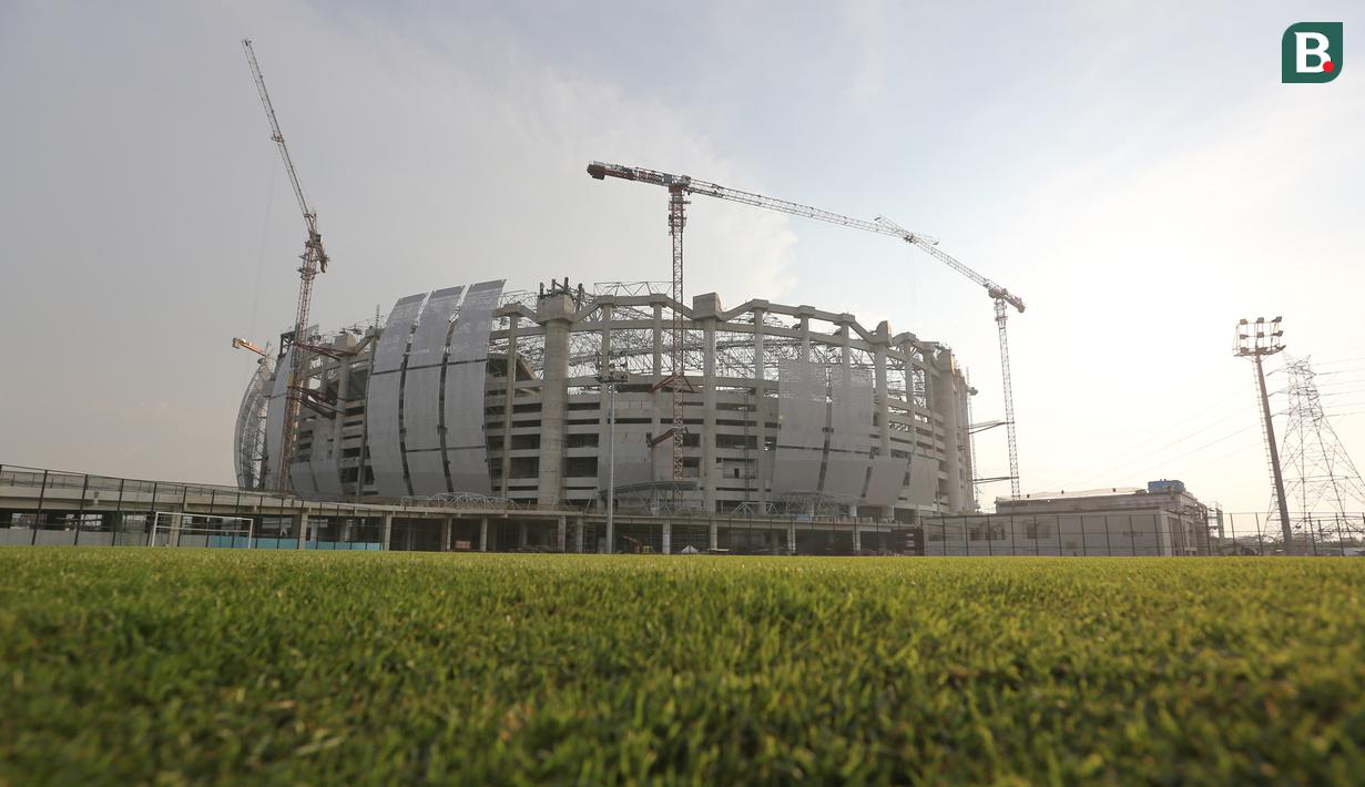 Suasana pembangunan Jakarta International Stadium (JIS) yang terletak di Papanggo, Jakarta Utara, Selasa (31/08/2021) sore WIB. PT Jakarta Propertindo (Jakpro) mencatat bahwa stadion yang diproyeksikan berkapasitas 82.000 penonton tersebut telah mencapai 69 persen. (Bola.com/Bagaskara Lazuardi)