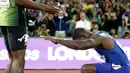 Pelari AS, Justin Gatlin berlutut di hadapan Usain Bolt usai menjadi juara pada lomba lari 100 meter Kejuaraan Dunia Atletik 2017 di Stadion London, Minggu (6/8). Gatlin menjadi pelari tercepat dengan catatan waktu 9.92 detik. (AP Photo/Matt Dunham)