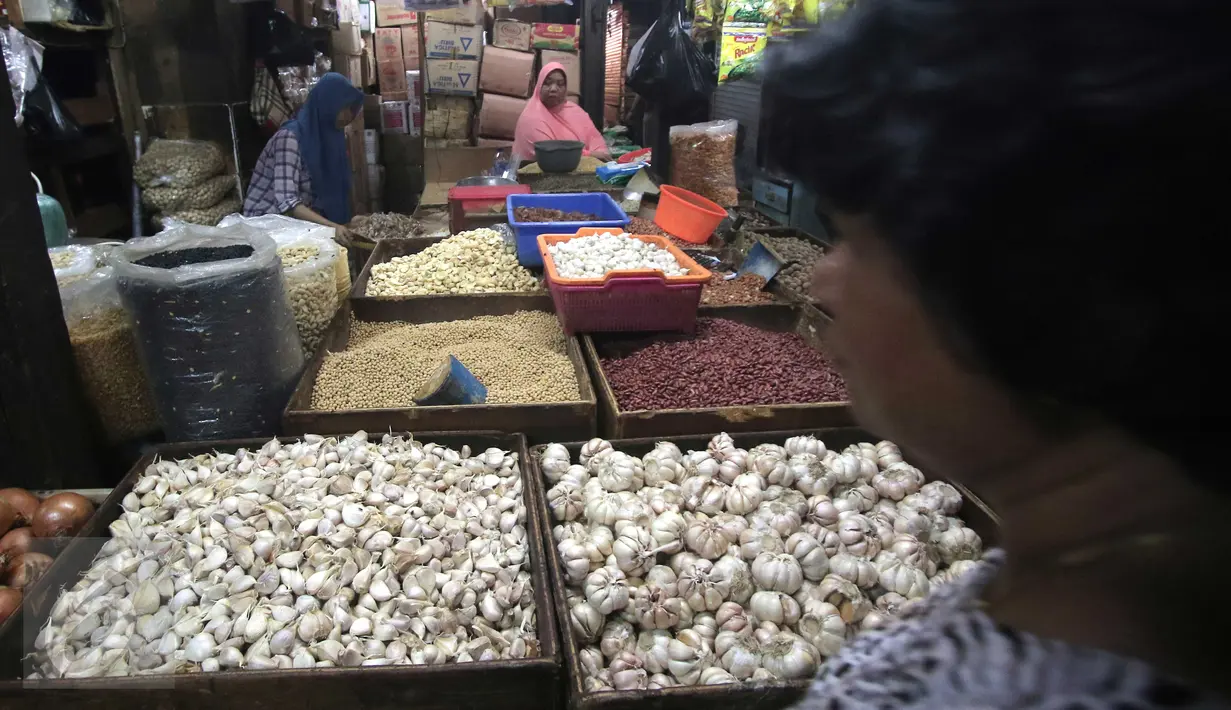Suasana salah satu kios sembako di Pasar Senen, Jakarta, Senin (28/12/2015). Menjelang akhir tahun harga sejumlah kebutuhan pokok di pasar tradisional rata-rata mengalami kenaikan hingga 20%. (Liputan6.com/Angga Yuniar)