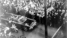Foto bertanggal 22 November 1963 yang menunjukkan iring-iringan mobil Presiden AS, John F. Kennedy, sesaat sebelum pembunuhannya di Dallas.
(AFP)