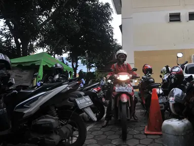 Pegawai kantor Balai Kota DKI Jakarta mengambil motor di Kelurahan Kebon Sirih, Jakarta, Rabu (16/1). Pelarangan pegawai Balai Kota untuk memarkirkan kendaraan di Gedung DPRD menyebabkan halaman Kelurahan penuh dengan motor. (Merdeka.com/Iqbal S Nugroho)