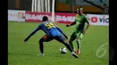 Pemain Depan Persebaya, Siswanto (kanan) berusaha melewati hadangan bek Arema Cronus Hasyim Kipuw saat SCM Cup 2015 di Stadion Jakabaring, Palembang, Minggu (25/1/2015).  Arema Cronus Menang 1-0 atas Persebaya Surabaya. (Liputan6.com/Johan Tallo)