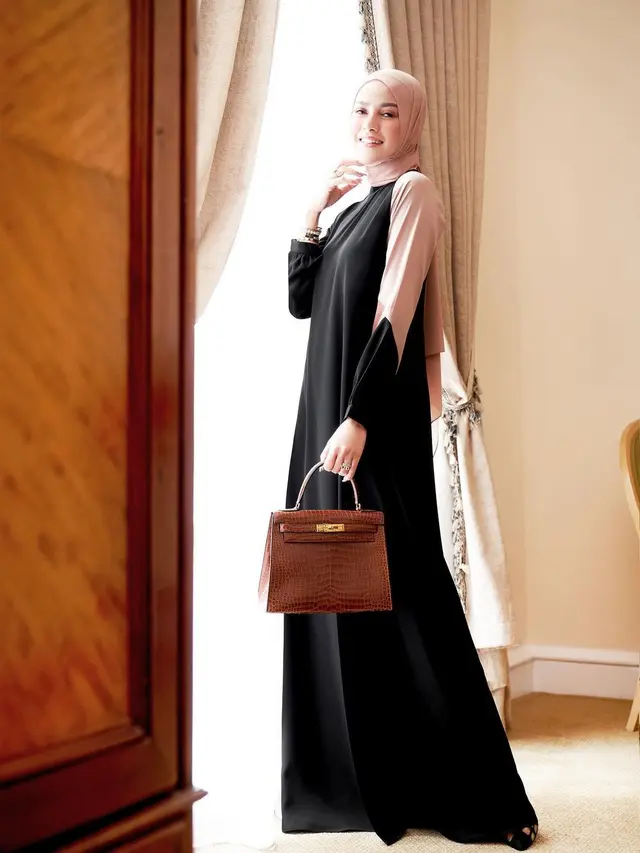 7 Gaya Olla Ramlan saat Pakai Gamis, Tetap Stylish dan Menawan