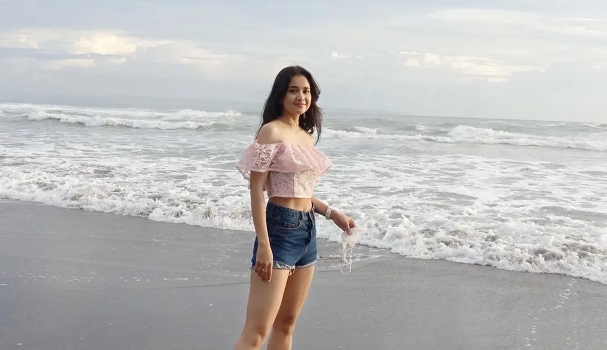 Michelle Ziudith Waslley memang dikenal dengan senyuman manisnya seperti gula. Kelihatan gigi atau tidak, senyuman artis kelahiran 20 Januari 1995 ini memang selalu memesona. Senyuman yang dipamerkannnya Michelle seperti punya ciri khas yang mudah dikenal karena melekat dengan dirinya. (Liputan6.com/IG/@michelleziu)