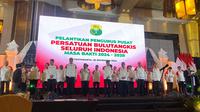 Jajaran pengurus PBSI saat pelantikan pengurus masa bakti 2024-2028 di Hotel Royal Ambarrukmo, Sleman, Yogyakarta, Sabtu (30/11/2024) malam. (Bola.com/Ana Dewi)