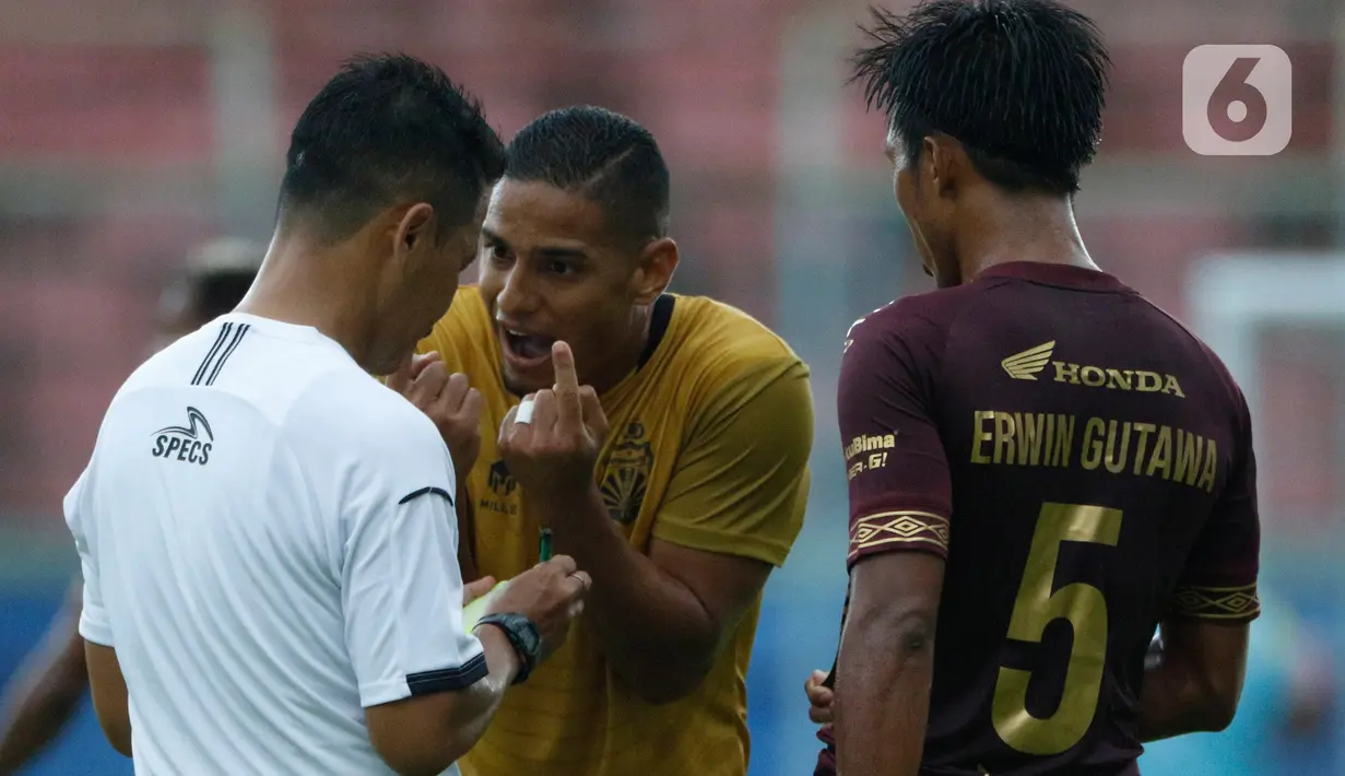 Pemain Bhayangkara Solo FC, Renan Da Silva (tengah) melakukan protes kepada wasit dalam pertandingan Babak Penyisihan Grup B Piala Menpora 2021 melawan PSM Makassar di Stadion Kanjuruhan, Malang. Sabtu (27/3/2021). PSM Makassar bermain imbang atas Bhayangkara Solo FC 1-1. (Bola.com/Ikhwan Yanuar)