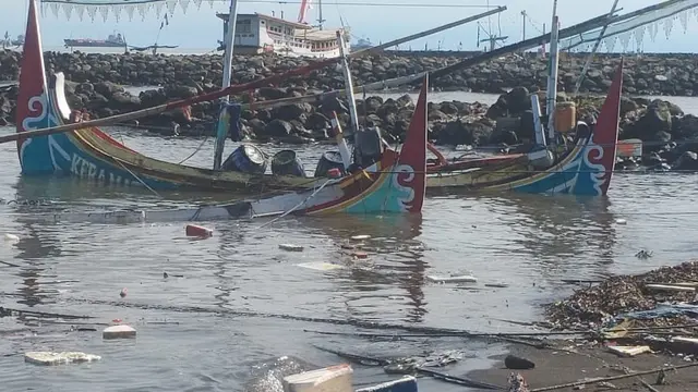 Puluhan Perahu Layar Wisata di Destinasi Wisata Bahari Pasir Putih rusak dihantam Gelombang Tinggi.