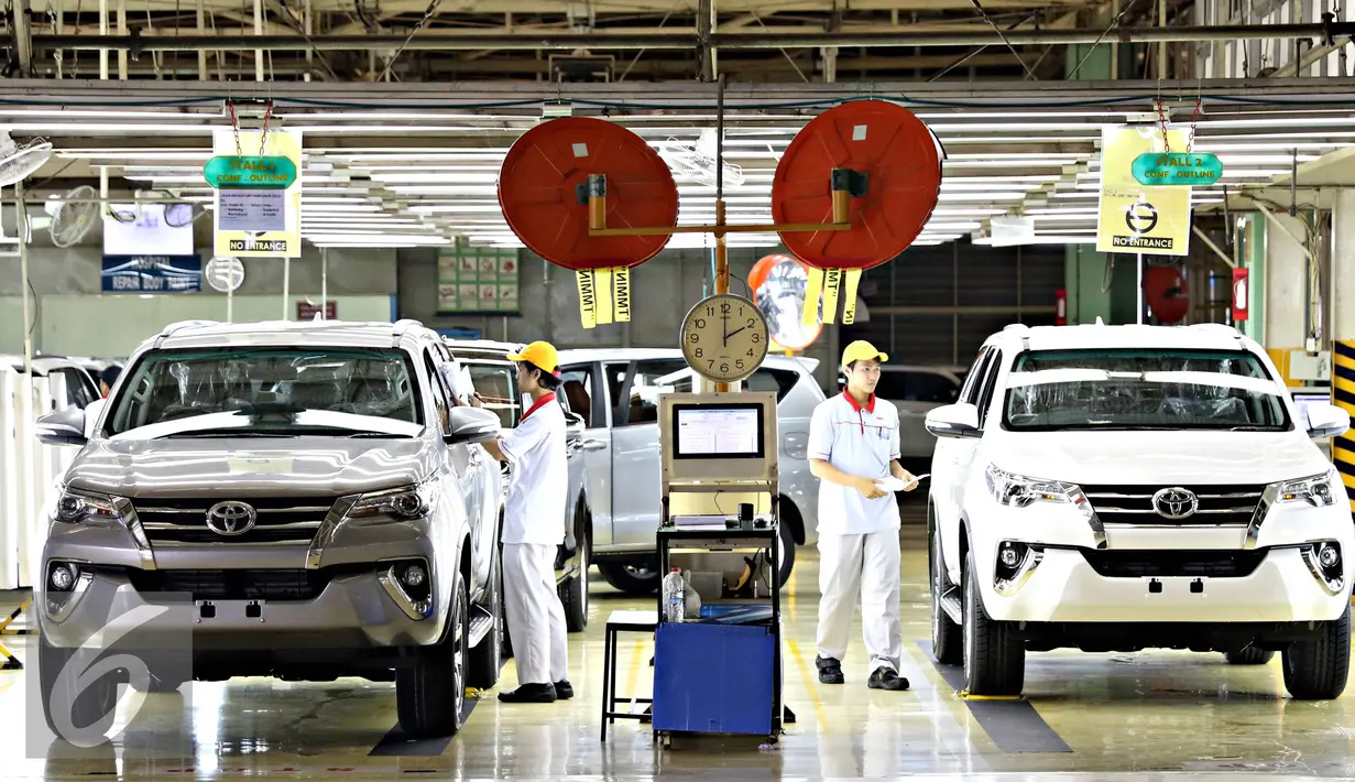 Pekerja saat mengecek hasil pembuatan mobil di pabrik Karawang 1 PT Toyota Motor Manufacturing Indonesia, Jawa Barat, Selasa (26/1). Untuk The All New Fortuner sendiri, kandungan lokal produk mencapai 75%. (Liputan6.com/Immanuel Antonius)