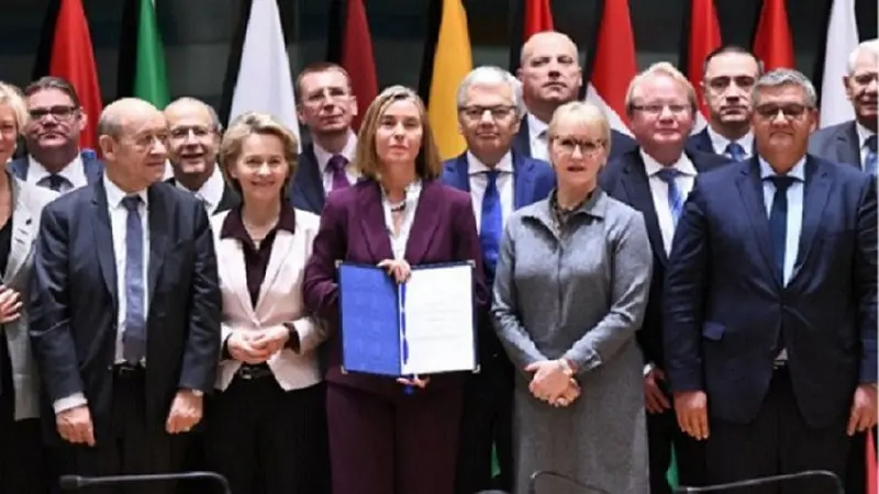 Kepala Kebijakan Luar Negeri Uni Eropa Federica Mogherini bersama dengan para Menteri Pertahanan dan Menteri Luar Negeri Uni Eropa