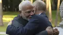 Putin menyambut Modi di kediamannya dengan pelukan hangat.  (Gavriil Grigorov, Sputnik, Kremlin Pool Photo via AP)