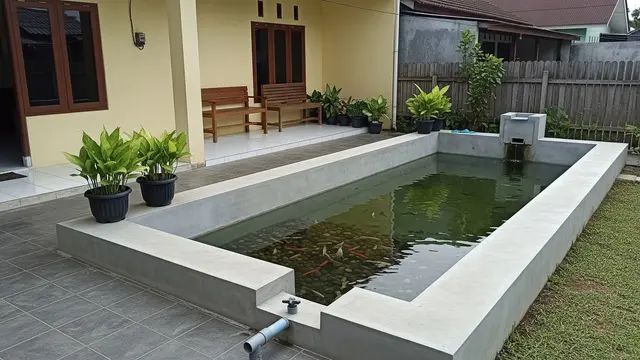 Desain Kolam Ikan Air Tawar yang Mudah Dikuras dan Praktis untuk Rumah Subsidi Model Multifungsi di Belakang Teras