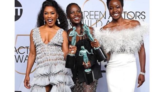 Para perempuan Wakanda, pemeran di film Black Panther, saat memenangkan penghargaan di ajang SAG Award. (dok. Instagram @danaigurira/https://www.instagram.com/p/BtMtj1jA6L7//Dinny Mutiah)