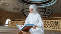 Ilustrasi Islami, muslimah, membaca, belajar, hadis. (Foto oleh Thirdman: https://www.pexels.com/id-id/foto/wanita-membaca-dalam-ruangan-iman-8489077/)