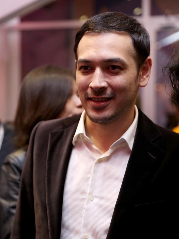 Richard Kevin dan Cut Tari kini tengah dilanda bahagia bila berita kehamilan tersebut benar adanya, ditemui di acara JFW 2016 keduanya nampak terlihat bergandengan. (Andy Masela/Bintang.com)