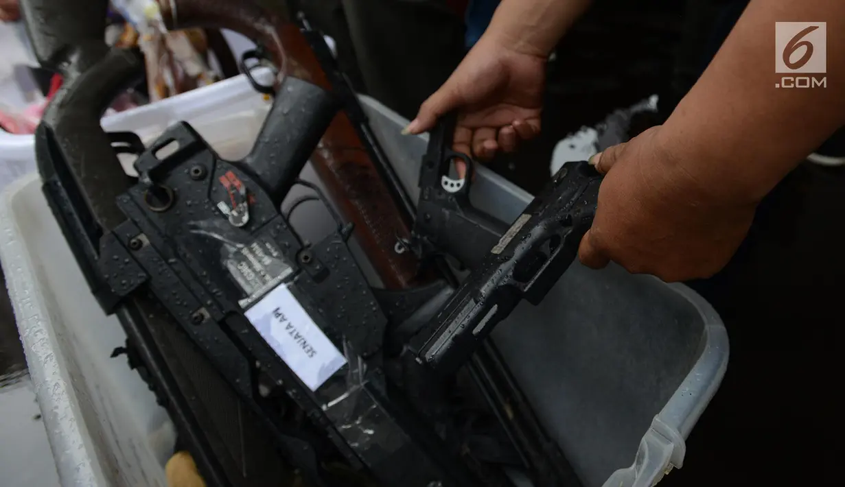 Petugas menata barang bukti penanganan perkara tahun 2018 hingga 2019 untuk dimusnahkan di Kejaksaan Negeri Jakarta Timur, Rabu (24/4). Beberapa jenis narkoba, senjata api dan senjata tajam yang dimusnahkan merupakan hasil pengungkapan kasus hukum di wilayah Jakarta Timur. (merdeka.com/Imam Buhori)