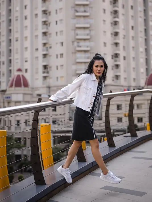 Memakai sneakers yang dipadukan dengan dress dan jaket denim sepertinya menjadi gaya andalan Sheryl. Seperti yang dialkukannya kali ini. Lagi-lagi ia memakai dress hita, jaket denim dan sneakers putih. (Instagram/Sherylsheinafia)