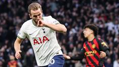 Pemain Tottenham Hotspur, Harry Kane melakukan selebrasi setelah mencetak gol pembuka timnya ke gawang Manchester City pada laga pekan ke-22 Liga Inggris 2022/2023 di Tottenham Hotspur Stadium, London, Minggu (05/02/2023) malam WIB. Gol tersebut berhasil menobatkan dirinya menjadi top skor sepanjang masa Tottenham dengan koleksi 267 gol. (AFP/Adrian Dennis)