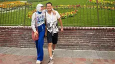 Disneyland mana pun rasanya seperti &ldquo;surga&rdquo; bagi anak-anak dan keluarga. Kali pertama ke Disney California Adventure Park, Amerika Serikat, Zaskia Adya Mecca malah tanpa anak-anak. Ia hanya bersama suami tercinta, Hanung Bramantyo. Mengunggah sejumlah foto di akun Instagram terverifikasi pekan ini, Zaskia Adya Mecca curhat ke Disneyland tanpa anak. (Foto: Dok. Instagram @zaskiadyamecca)