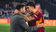 Gianluca Mancini tampak bersitegang dengan pelatih Como, Cesc Fabregas. Pada laga ini AS Roma menang dengan skor 1-0 atas Como di Liga Italia. (AFP)