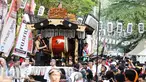 Pengunjung menyakiskan Festival Jakarta Little Tokyo atau yang lebih dikenal dengan Ennichisai di Kawasan Blok M, Jakarta, (13/5). Ennichisai sendiri merupakan acara yang akan menampilkan gabungan kebudayaan Jepang dan Betawi. (Liputan6.com/Angga Yuniar)