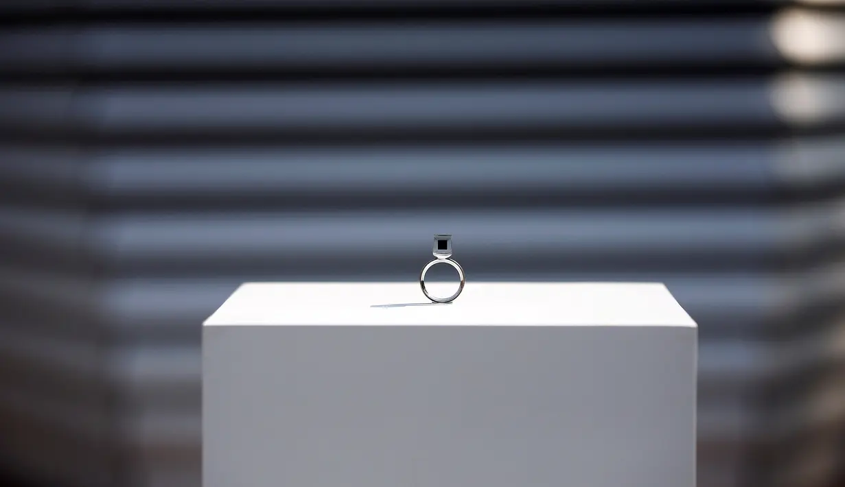 The Smog Free Ring terbuat dari partikel asap dikumpulkan lalu dikompresi oleh pembersih udara terbesar di dunia, Beijing, Kamis (29/9). Partikel di cincin ini setara dengan 1000m3 udara bersih ke kota. (REUTERS / Damir Sagolj) 