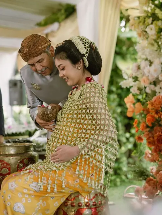 Disusul orangtua ikut mengirami Canti Tachril dengan air khusus yang sudah dimasukkan ke dalam teko kecil. (Foto: Instagram/@cantitachril)