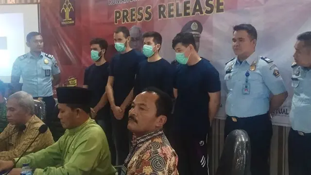 Para pencari suaka asal Afganistan yang melanggar aturan di penampungan.