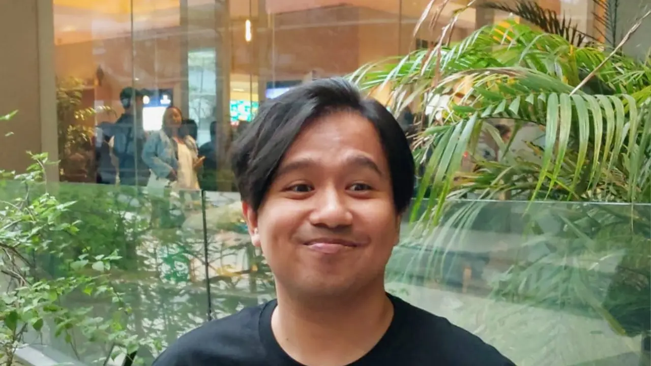Joshua Suherman saat hadiri PresJoshua Suherman Cek Saldo Tabungan Secara Berkala Demi Cegah Kejahatan Digitals Screening & Conference film Kutukan Sembilan Setan.