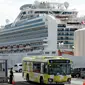 Sebuah bus membawa penumpang kapal pesiar Diamond Princess yang dikarantina di sebuah pelabuhan di Yokohama, Jepang, Rabu (19/2/2020). Hingga saat ini, empat dari 78 WNI di kapal pesiar Diamond Princess dinyatakan positif terinfeksi virus corona (COVID-19). (AP Photo/Eugene Hoshiko)