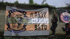Dua Orang Suporter The Jack memasang spanduk dekat Lapangan Youth Training Center, Sawanngan, Depok, Rabu (17/2/2016). (Bola.com/Nicklas Hanoatubun)