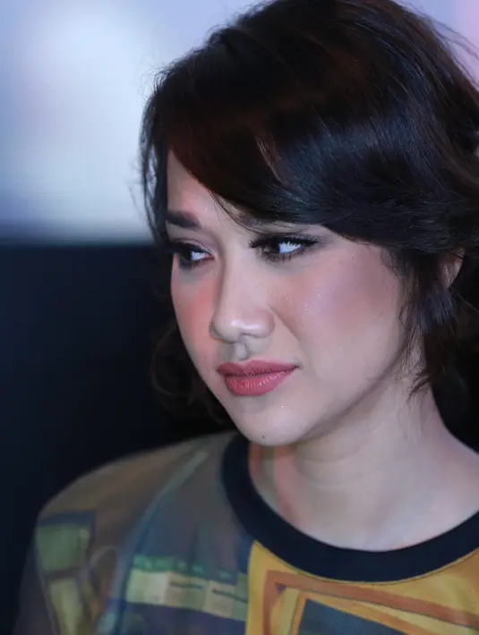 "Komedi itu susah. Susah nahan ketawa karena Alex dan Reza itu karakternya agak aneh, yang normal aku doang. Jadi untuk imbangi mereka yang ajaib ini susah," tutur ibu satu anak ini. (Adrian Putra/Bintang.com)