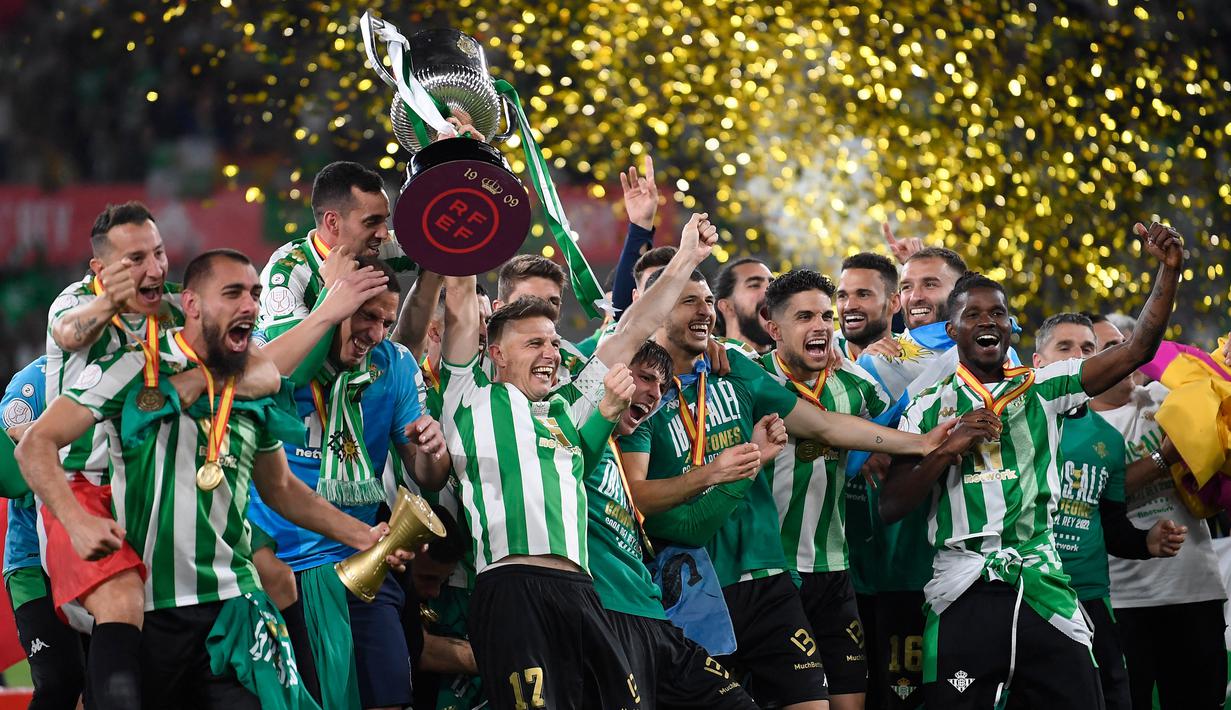 <p>Pemain senior sekaligus legenda hidup Real Betis, Joaquin, tampak emosional usai berhasil mengalahkan Valencia sekaligus mengunci gelar juara Copa del Rey 2021-2022 di Estadio de la Cartuja, Sevilla, Minggu (24/4/2022). (AFP/Jorge Guerrero)</p>
