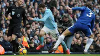 Gelandang Manchester City Bernardo Silva berusaha melewati pemain Chelsea Marcos Alonso saat pertandingan Liga Inggris di Stadion Etihad, Manchester (4/3). Dengan kemengan ini Man City kian mendekati gelar juara Premier League. (AP Photo / Rui Vieira)