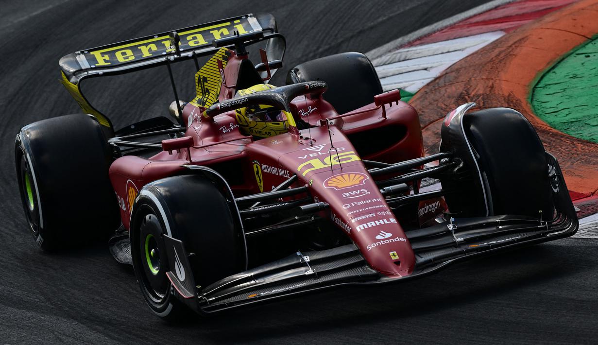 Menurut pihak Ferrari, tampilan istimewa ini untuk menandai acara yang sangat spesial untuk merayakan ulang tahun yang ke-75 timnya dan memperingati 100 tahun Sirkuit Monza. (AFP/Miguel Medina)