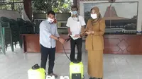PT Semen Indonesia (Persero) Tbk, menyalurkan bantuan puluhan tangki dan ratusan liter cairan disinfektan ke kelurahan dan desa di sekitar perusahaan, Senin (13/4/2020) untuk mencegah penyebaran Corona Covid-19. (Liputan6.com/ Dian Kurniawan)