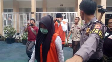Dengan pengawalan ketat aparat, VN, salah satu terdakwa kasus Vina Garut, mulai memasuki ruang persidangan di ruang persidangan Pengadilan Negeri Garut