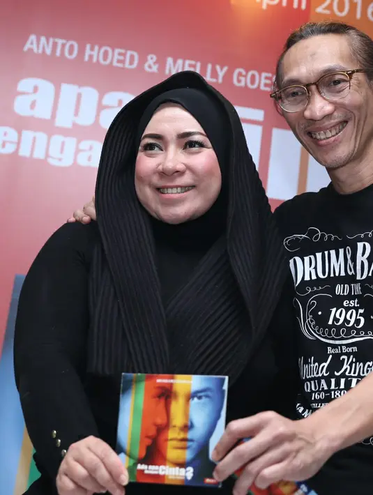 Suksesnya film AADC yang pertama, membuat suami istri ini merasa tertantang dengan penggarapan album AADC2 dibawah naungan label Aquarius Musikindo tersebut. (Andy Masela/Bintang.com)