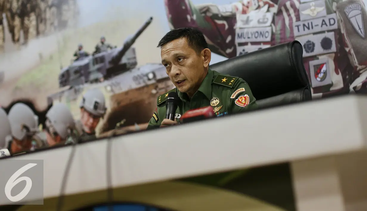 Kadispenad MS Fadhilah memberikan keterangan terkait jatuhnya Helikopter TNI AD di Sleman, Jakarta, Jumat (8/7). Kecelakaan tersebut menyebabkan 3 orang meninggal dan 3 luka berat. (Liputan6.com/Faizal Fanani)