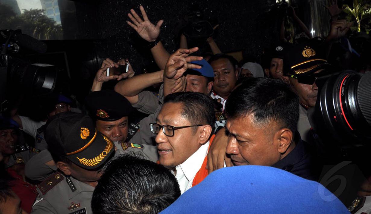 Anas Urbaningrum saat memasuki gedung Pengadilan Tipikor, Jakarta, Rabu (24/9/14). (Liputan6.com/Miftahul Hayat)