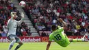 Pemain Manchester United, Casemiro (kanan), mnendang bola sambil membalikkan badannya ke gawang Bournemouth yang dijaga oleh Neto dalam pertandingan pekan ke-37 English Premier League 2022/2023 yang berlangsung di Vitality Stadium, Sabtu (20/5/2023). (AFP/Adrian Dennis)