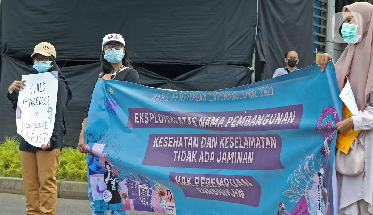 Aktivis Perempuan Mahardhika menggelar aksi memperingati Hari Perempuan Sedunia di Kawasan Patung Kuda Arjuna Wijaya, Jakarta, Senin (8/3/2021). Dalam aksinya mereka meminta pemerintah mengakui kekerasan seksual sebagai pelanggaran HAM hingga mencabut UU Cipta kerja. (Liputan6.com/Herman Zakharia)