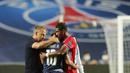 Striker PSG, Neymar, dipeluk Hans-Dieter Flick dan David Alaba usai ditaklukkan Bayern Munchen pada laga final di Stadion The Luz, Portugal, Senin (24/8/2020). Kekalahan ini membuat PSG gagal meraih gelar Liga Champions pertamanya. (Miguel A. Lopes/Pool via AP)