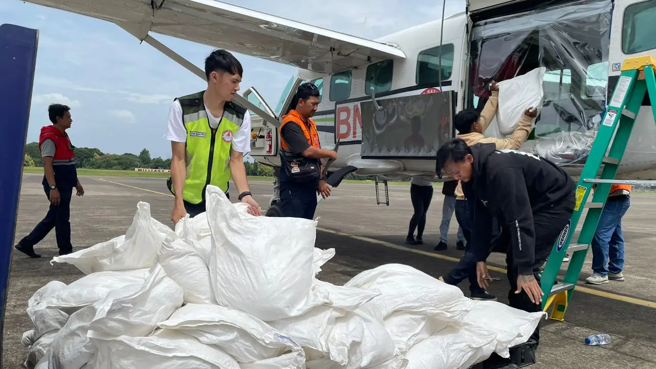 Badan Nasional Penanggulangan Bencana (BNPB) melakukan Operasi Modifikasi Cuaca (OMC) di Provinsi Jawa Barat dan Jawa Tengah.
