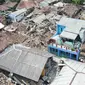 Foto udara memperlihatkan pemukiman yang hancur akibat gempa di Desa Sarampad, Kabupaten Cianjur, Jawa Barat, Selasa (22/11/2022). Kerusakan akibat gempa membuat kendaraan tidak bisa melintas untuk membawa bantuan bagi warga terdampak. (Liputan6.com/Herman Zakharia)