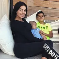 Sepasang kekasih Cristiano Ronaldo dan Georgina Rodriguez baru saja dikaruniai bayi perempuan pada bulan November lalu. Model asal Spanyol ini baru saja melahirkan anak pertamanya. (Instagram/cristiano)