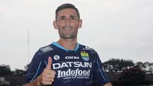 Juan Carlos Belencoso bahagia bisa tampil di acara launching jersey baru Persib jelang bergulirnya Torabika Soccer Championship (TSC) 2016 Presented by IM3 Ooredoo di Stadion Siliwangi, Bandung, Sabtu (23/4/2016). (Bola.com/Permana Kusumadijaya)