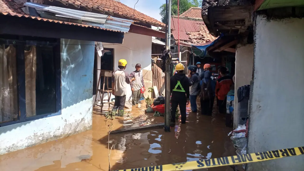 Tim gabungan sedang menyedot genangan air akibat longsor di Gang Barjo, Keluharan Kebon Kelapa, Kecamatan Bogor Tengah